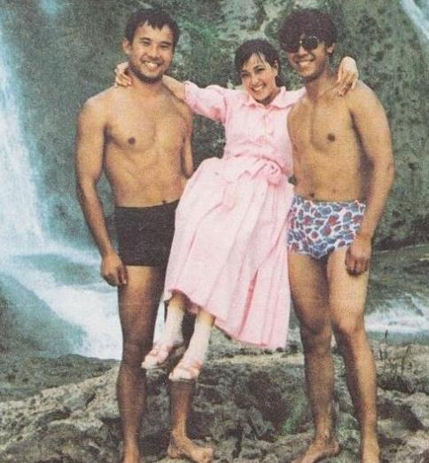 黑瓜吃料网91海报