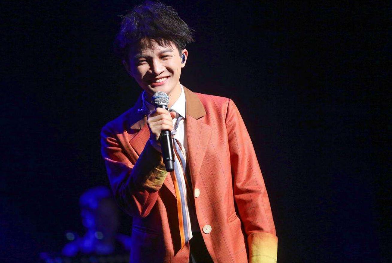 无限臀shan 我盯着镜子里颤抖的无限肌肉