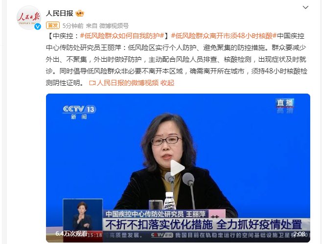 日奈jiao 光线斜斜地打在木桌上海报